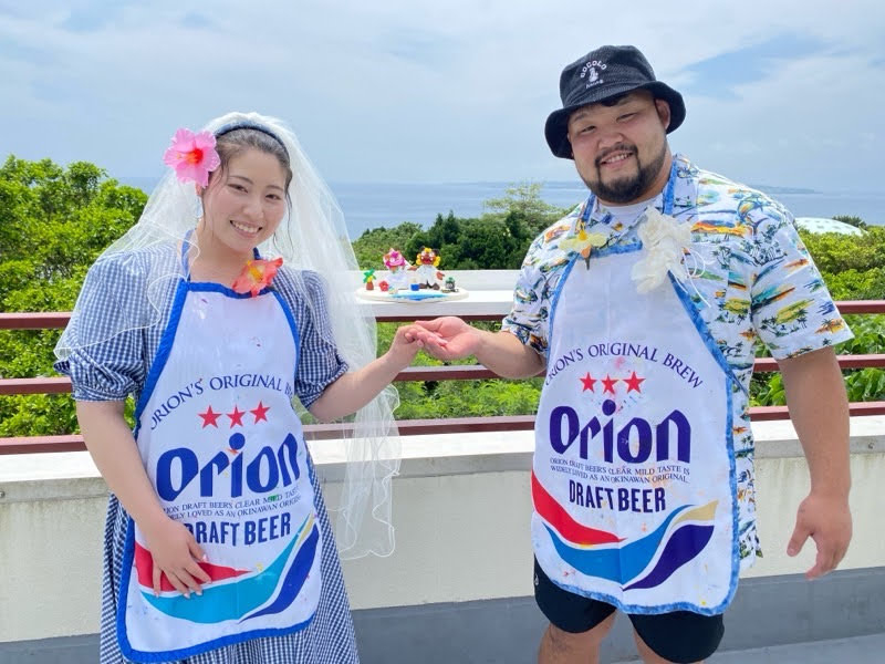 沖縄ならではの鮮やかな写真撮影 制作するおふたりの様子も無料で撮影!どの席でも海が見えて素敵な工房でたっぷり幸せを満喫しよう