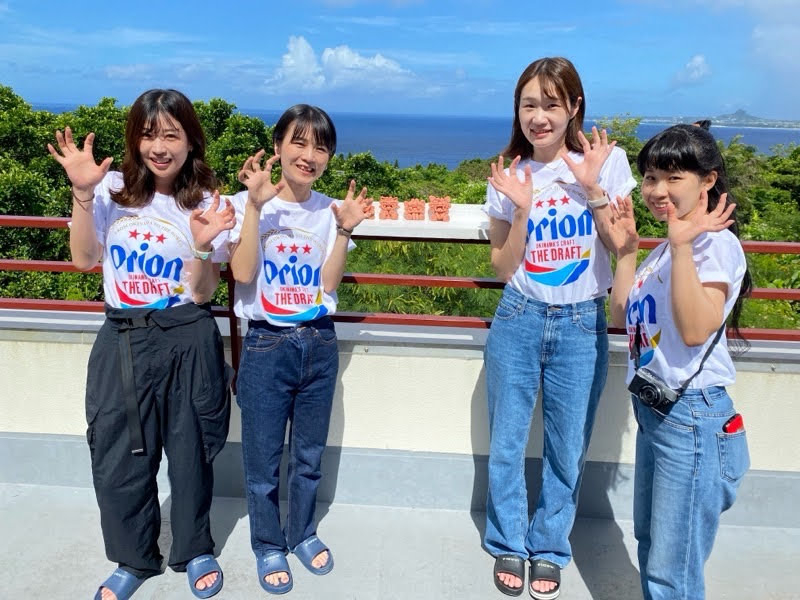 完成したシーサーと海をバックに写真撮影!海を眺めながら体験できる珍しい工房