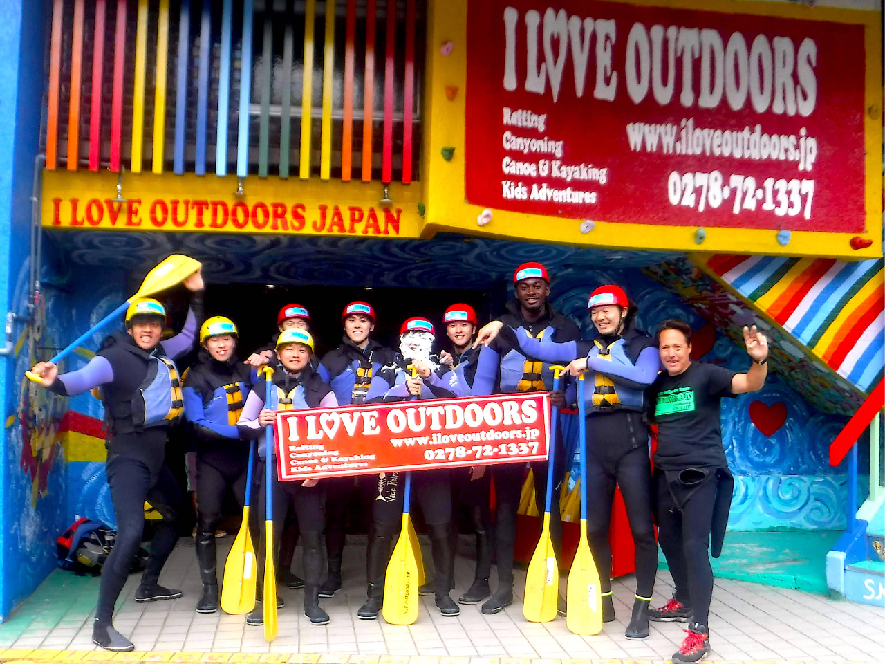 ツアー前の集合写真も元気よく〜!  Let's Go ラフティング!