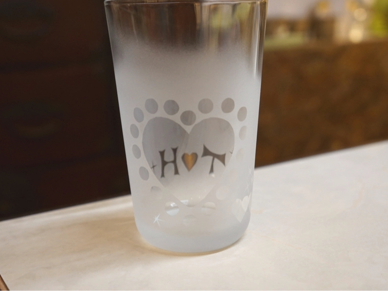 偶然にも反対側にデザインしたイニシャルが左右対称だった為こんな感じに見えます。