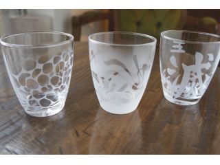 お客様が持込グラスでサンドブラスト体験をされた作品です。鬼滅の刃人気はサンドブラスト体験まで派生しています。