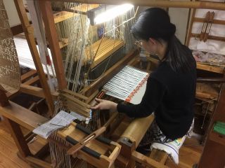 プロの織り手さんが実際に使う高機(たかはた)を織っていただけます。