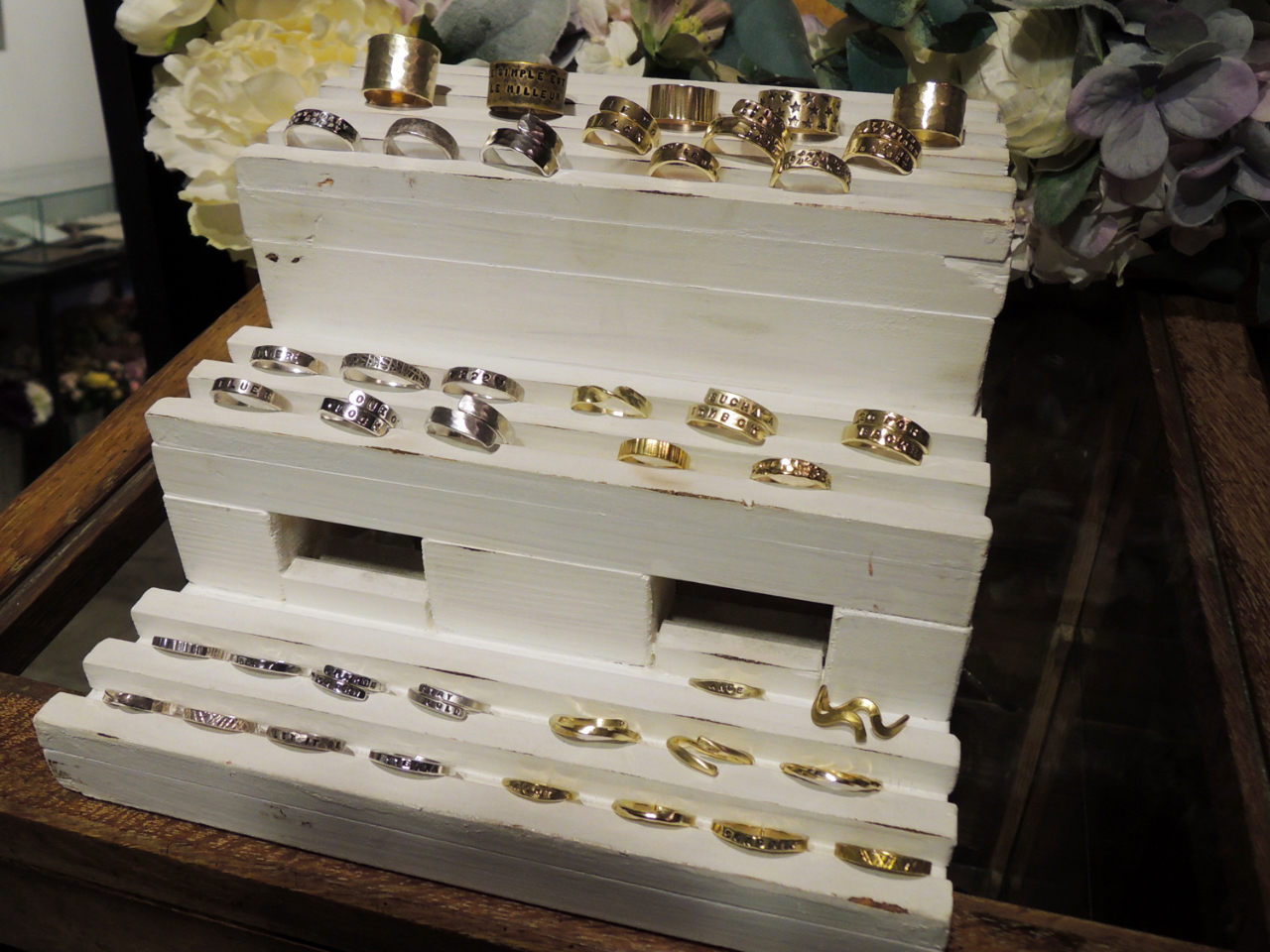 TvŃfUCpӂĂ܂ATvɂȂACełꂻȃfUC͐o܂B