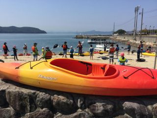 事前に陸上でカヤック操作の説明を行います。