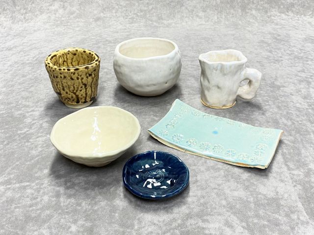 釉薬もたくさんの色から選べます。工房オリジナルの手作り釉薬が人気です。