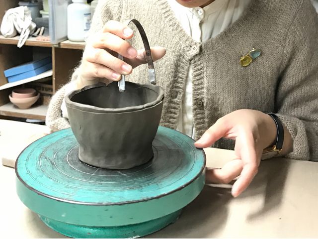 作品の縁は、自然な緩やかさを残したり、綺麗に整えることもできます。