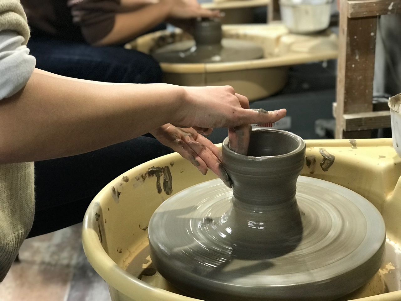 体験をきっかけに入会する方もたくさん。これまで何人ものプロの陶芸家が育ちました。