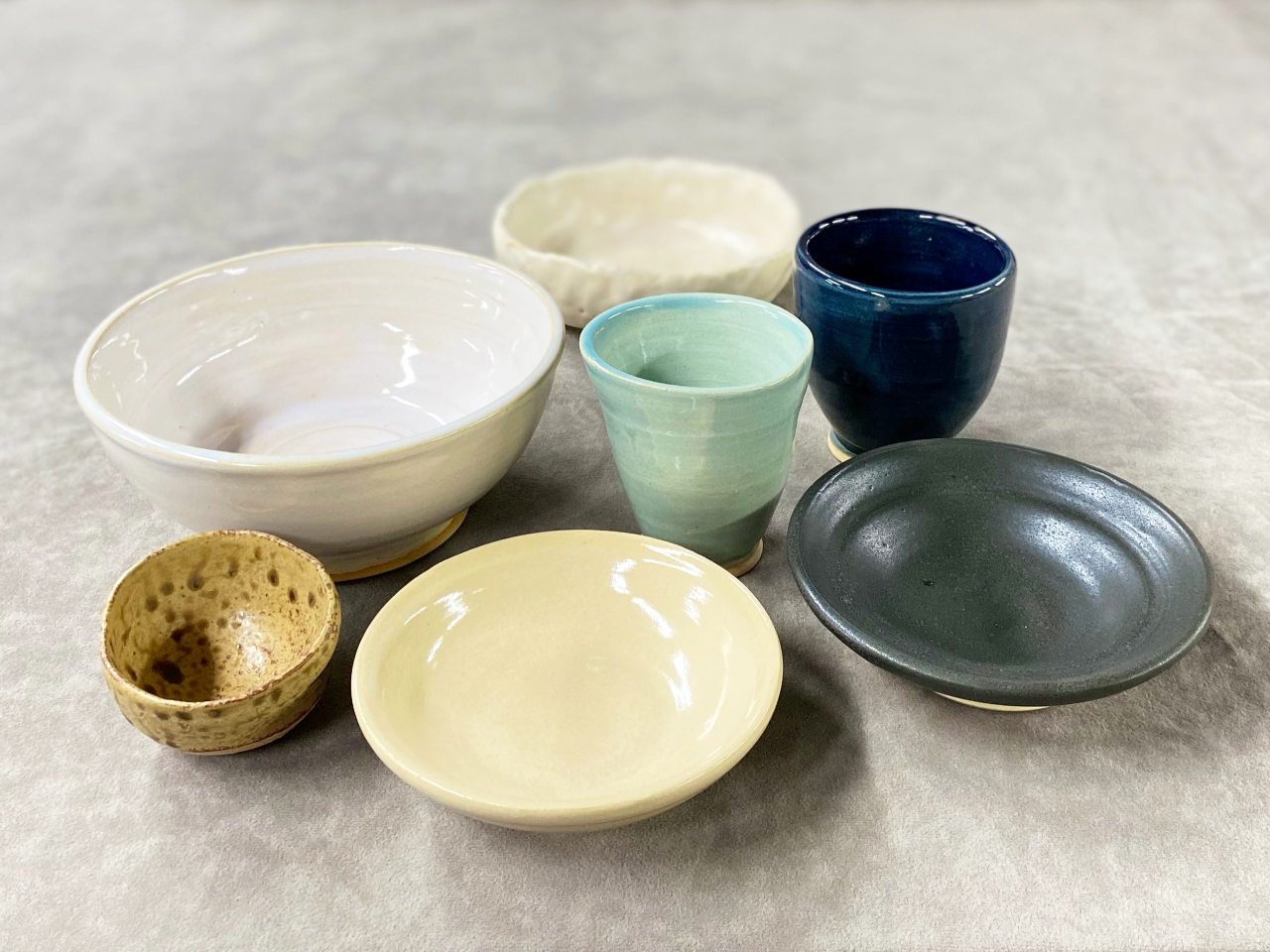 釉薬もたくさんの色から選べます。工房オリジナルの手作り釉薬が人気です。