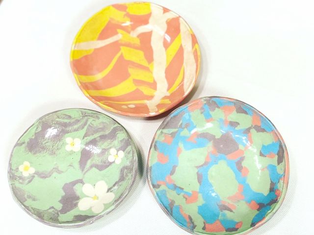 韓国らしさを忠実に再現するため、工房でオリジナルのカラー粘土を開発、制作いたしました!世界にひとつのお皿が作れます。