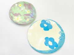 カラーの粘土を混ぜてマーブル柄をつくったり、花柄などはっきりした輪郭も貼り付けてもようをお作りになれます。