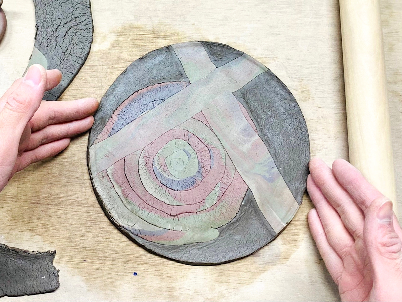 色のついた粘土を混ぜたり、形で模様を作ったり、自分だけのオリジナルのお皿をつくれます。焼き上がる前の粘土には土壌の枯葉など有機物(自然素材)が含まれ癒されます。