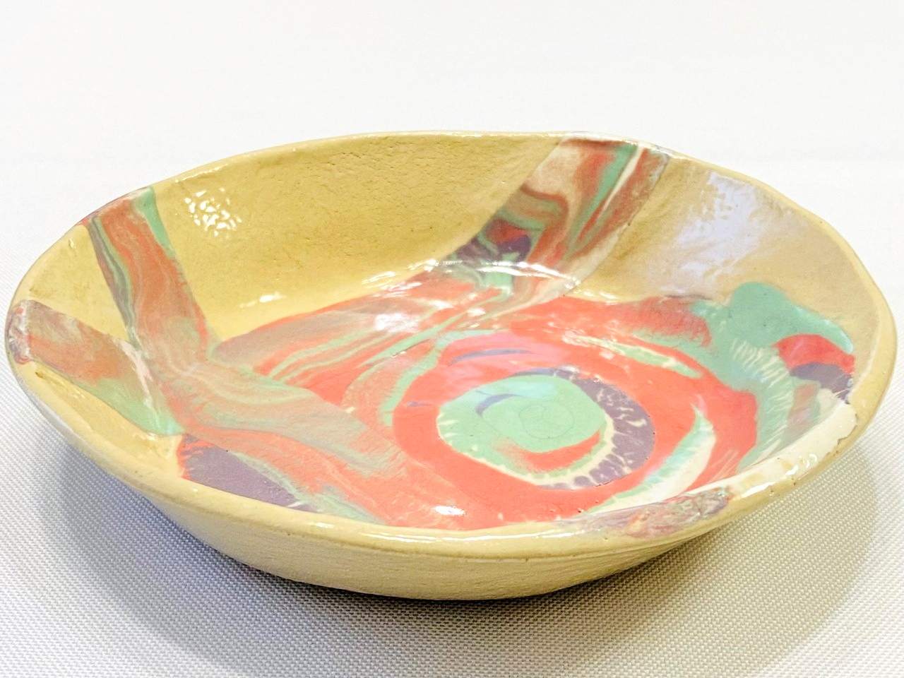 焼きがった作品は、はっきりした色がでます。自分で作ったお皿に、どんなお料理を盛ろうか。ワクワク、ハッピー、ブリリアントな気分になること間違いなし!