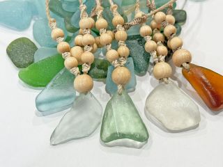 自然につくられたシーグラスは色や形も様々。オリジナルネックレスのトップとなるお気に入りを見つけて体験スタートです。