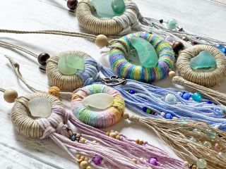 海のパワーを吸いこんだシーグラスを窓辺に飾って、太陽の光を取り込むサンキャッチャーをつくりましょう