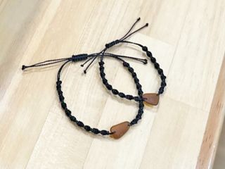 自然につくられたシーグラスは色や形も様々。ブレスレットのセンターとなるお気に入りを見つけて体験スタートです。