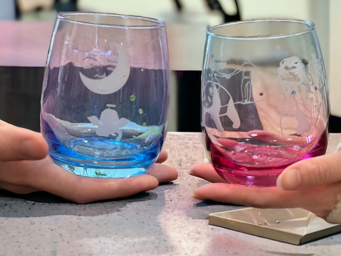 グラス1脚につきスワロフスキー10粒まで無料でつけることが出来ます。40色以上あるお色から好きなカラーを選ぶのも楽しい♪