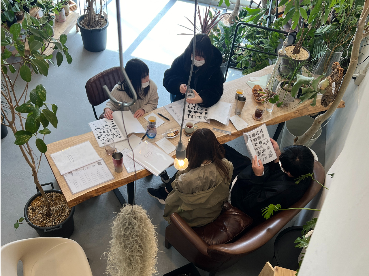 広々とした空間で日々の喧騒から離れてモノ作りに没頭できます。ペットも大切な家族。一緒にご来店歓迎です♪