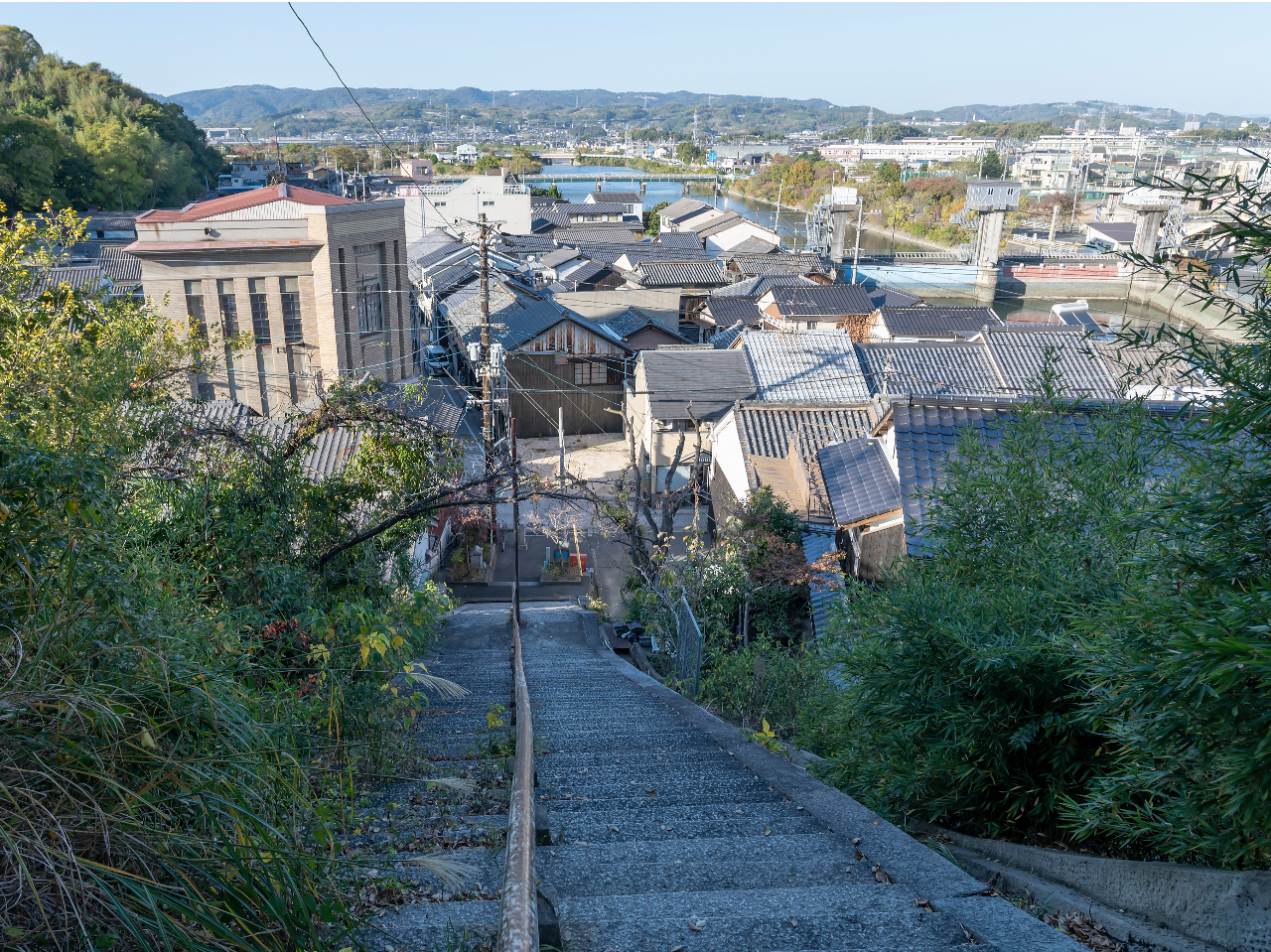 庭園旅館の山側から見下ろす玉島の町並みは、大正時代から少しずつ変化して今に至っており、それぞれの場所に歴史や物語がある。