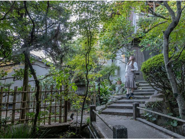 大正3年創業の庭園旅館は北前船が多く寄港した玉島港を見下ろす風光明媚な場所にある。山の斜面全体が庭園となり、点在する数寄屋造りの部屋はそれぞれ趣が異なる。