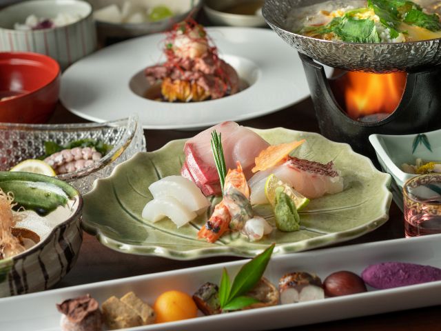 【料理長厳選の贅沢会席9品】の料理一例。料理長が厳選した食材は、一品一品がこだわり抜いた素材で、地元の魚や野菜など、バラエティー豊かな贅沢コースです。