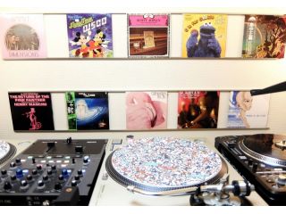 教室はプライベートな雰囲気で、ゆったりとしたDJブースで落ち着いて習うことが出来ます。