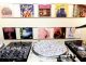 教室はプライベートな雰囲気で、ゆったりとしたDJブースで落ち着いて習うことが出来ます。