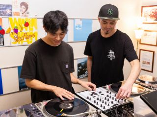 DJ歴27年のプロ講師によるマンツーマンレッスン制。ひとりひとりのペースを大事に考えたレッスンを行なっております。