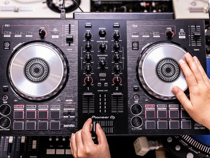 SΉ̃ICbX{B]͂̕Cyɂ₢킹B