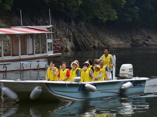 遊覧船と出会ったらニッコリご挨拶