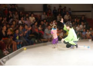 冷暖房完備ですので、夏は涼しく、冬は暖かくご覧いただけます。また、608名収容のすり鉢状式の客席ですので、どの位置からでもお猿さんが見やすいです。