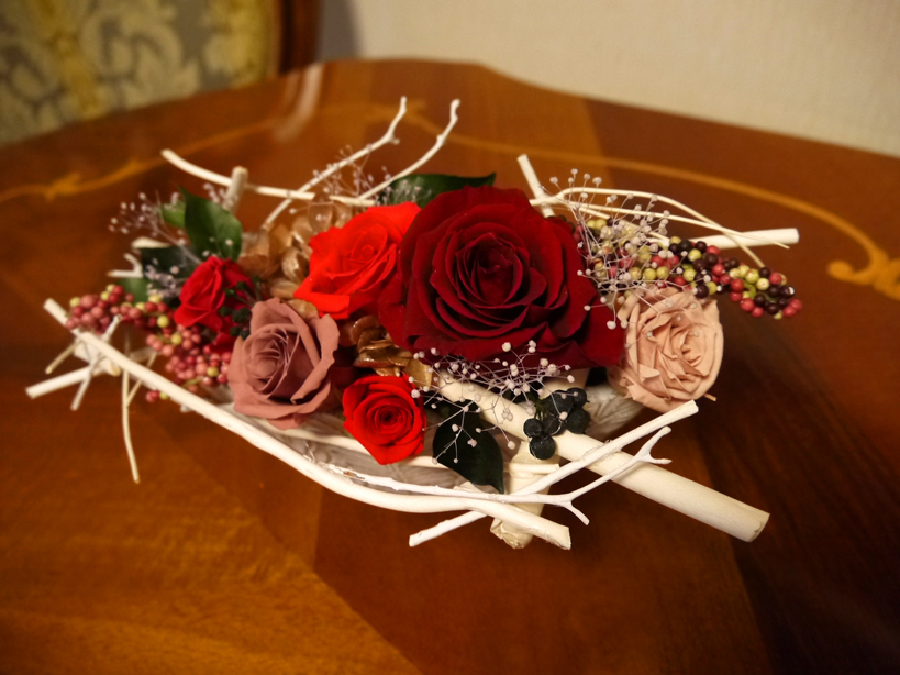 生花のようにナチュラルに仕上がる◇白枝のホリゾンタルアレンジクリア