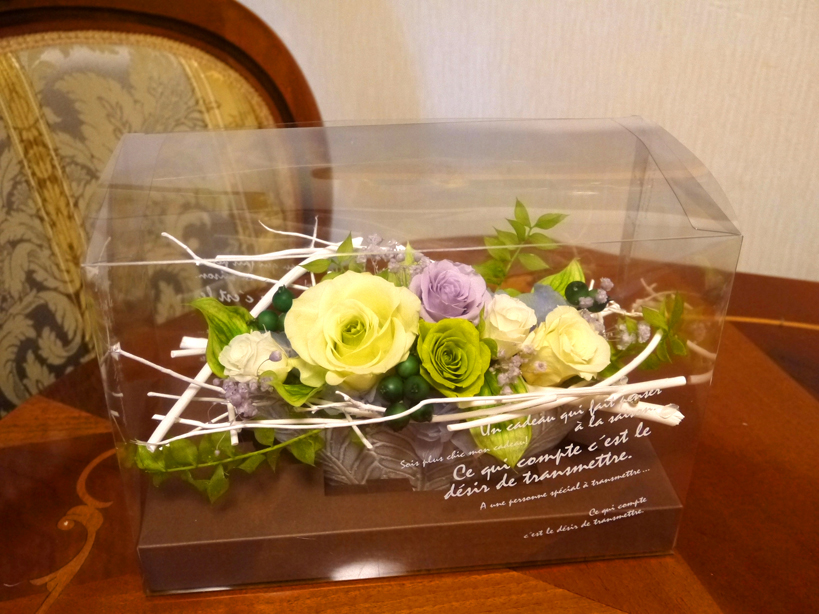 生花のようにナチュラルに仕上がる◇白枝のホリゾンタルアレンジクリア