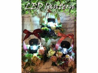 取っ手を上にあげるだけでランタンになる非常時の必需品です。普段は可愛いアレンジメントとして置いておけるフェーズフリーアレンジです。