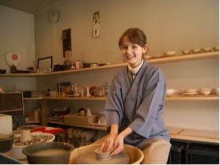 \ろくろを回して本格的な陶芸体験/講師がサポートするため、小さなお子様もご参加いただけます◎