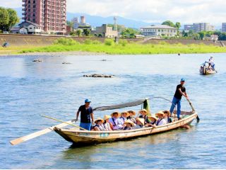 ベテラン船頭が巧みな舵捌きをお見せいたします。