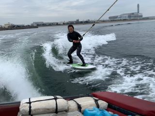 サーフィンした事の無い人でもサーフィンが出来ちゃいます。最初はこんな感じ ガンバレ?!