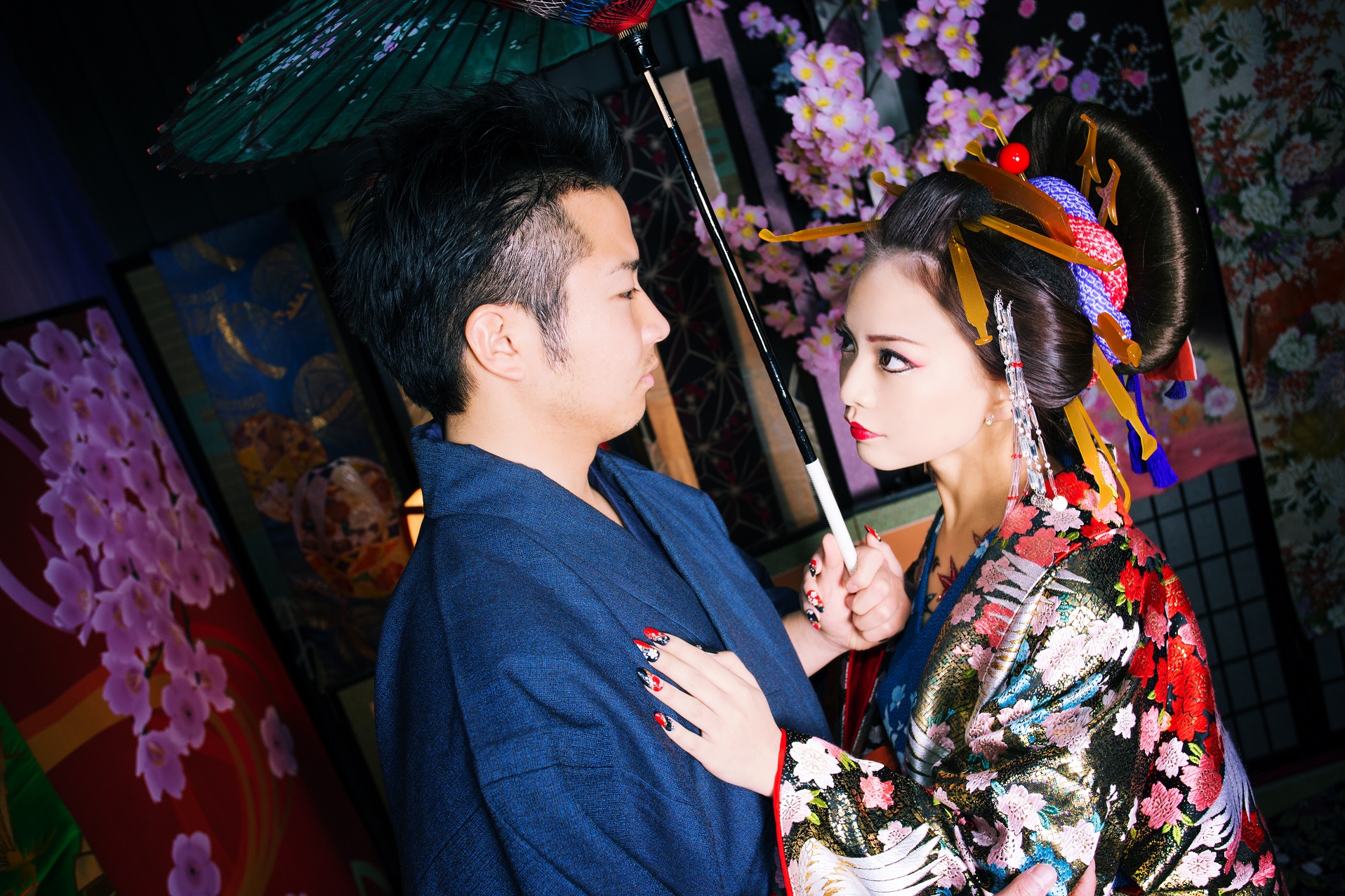 男性のお客様も模造刀などの撮影小道具を持ってカッコよくきめましょう!カップルで非日常の体験をお楽しみ下さいませ!