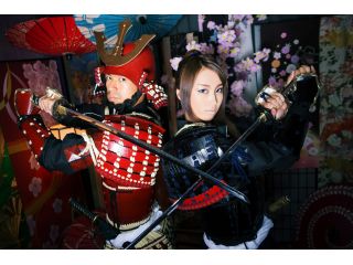 当若男女問わず気軽に本格的な甲冑体験が楽しめます!ポージングはカメラマンが指示するので、初めての方でも安心して体験できますよ!