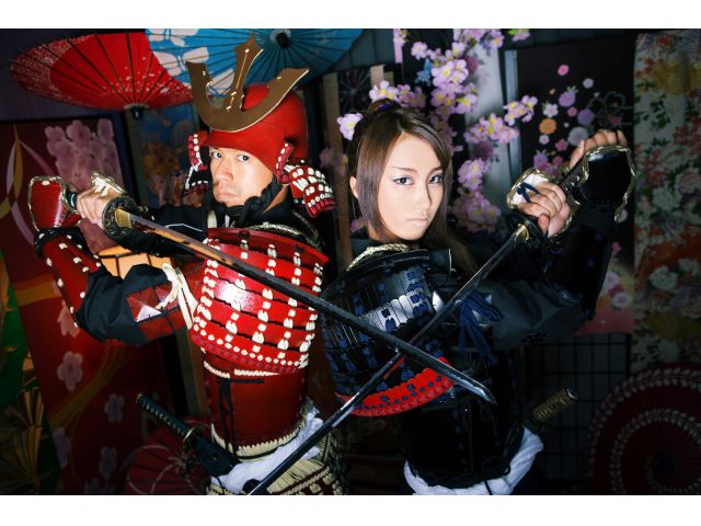 当若男女問わず気軽に本格的な甲冑体験が楽しめます!ポージングはカメラマンが指示するので、初めての方でも安心して体験できますよ!