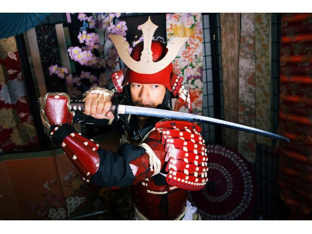 使用する甲冑は変身スタジオに合うように作られた特注製なので、誰でも気軽にカッコ良く変身して頂けます!