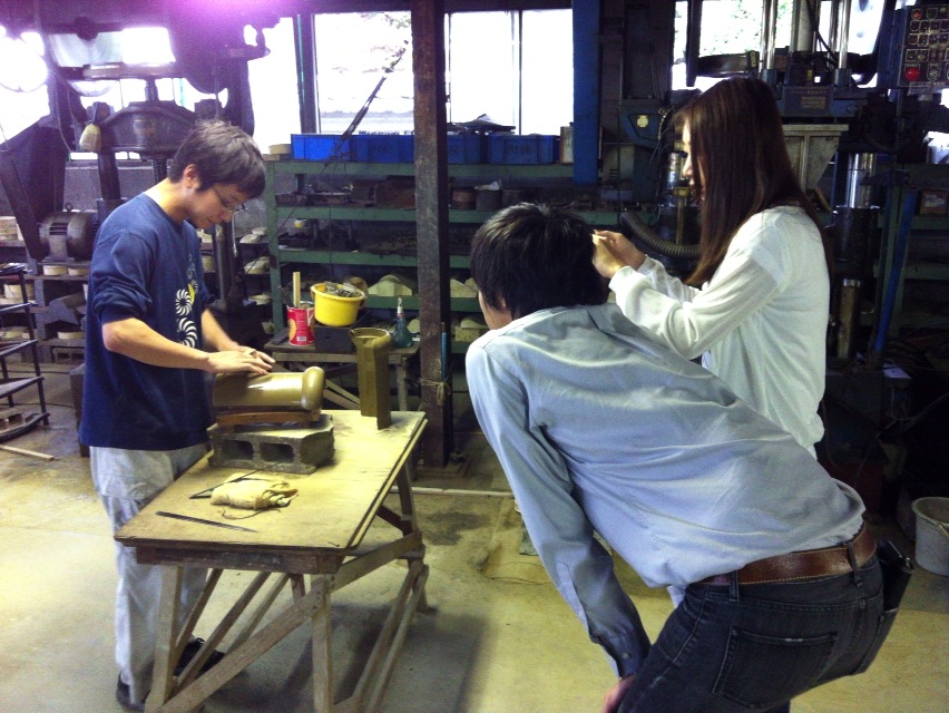 まずは工場見学。職人さんの技術にホレボレ