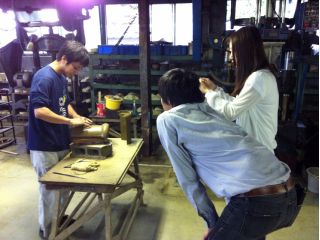 まずは職人さんの技術を見学