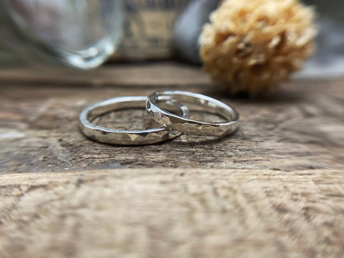 制作例。ハンマーでトントンと叩いて模様をつけていきます。叩き方によって模様が少しずつ変わります。