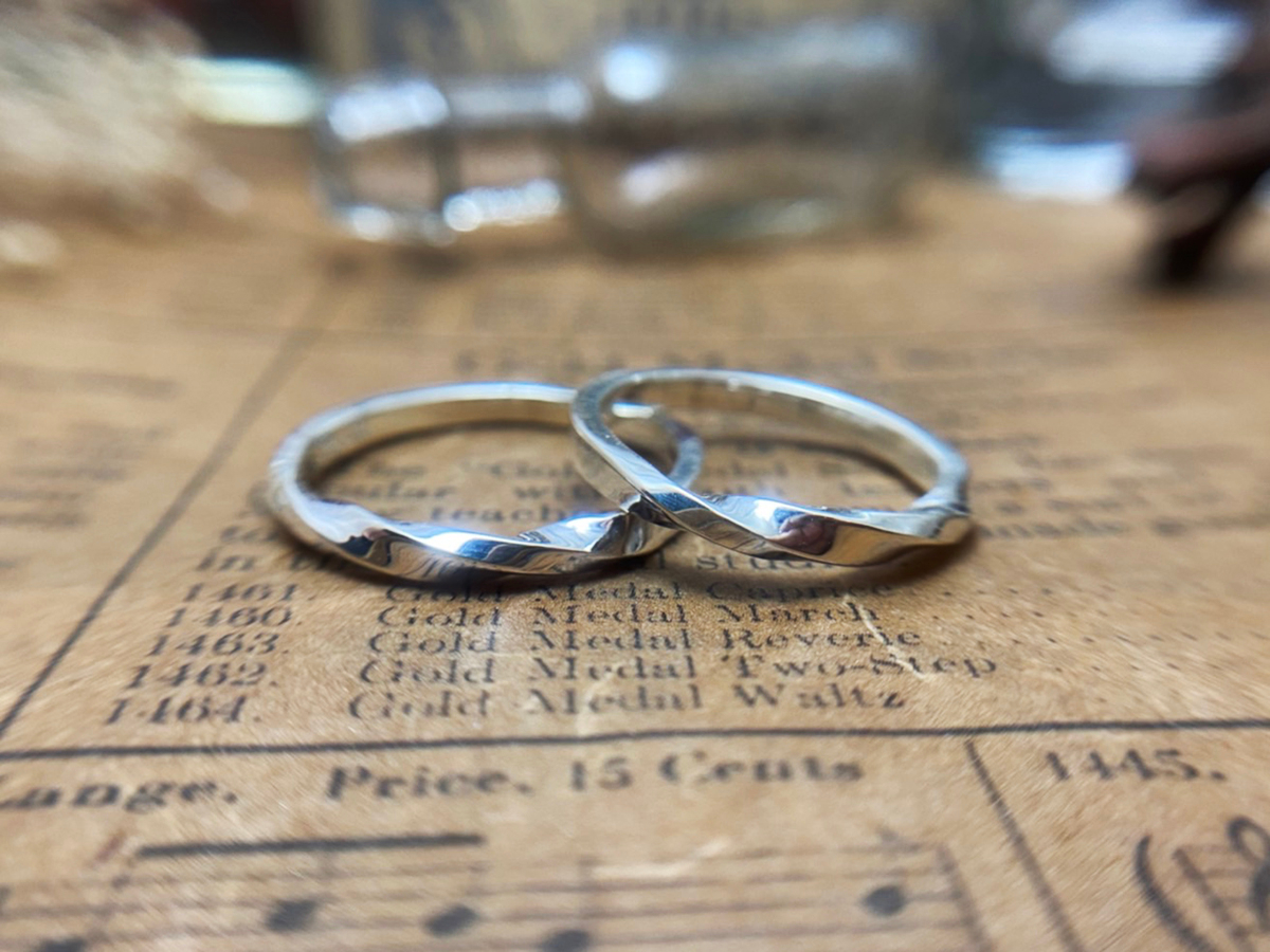 制作例。ひねりをくわえたデザインのリングです。作ってて楽しい、人気のデザインです。