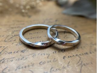 このようなリングがお作りできます。ひねりが入った人気のデザイン。