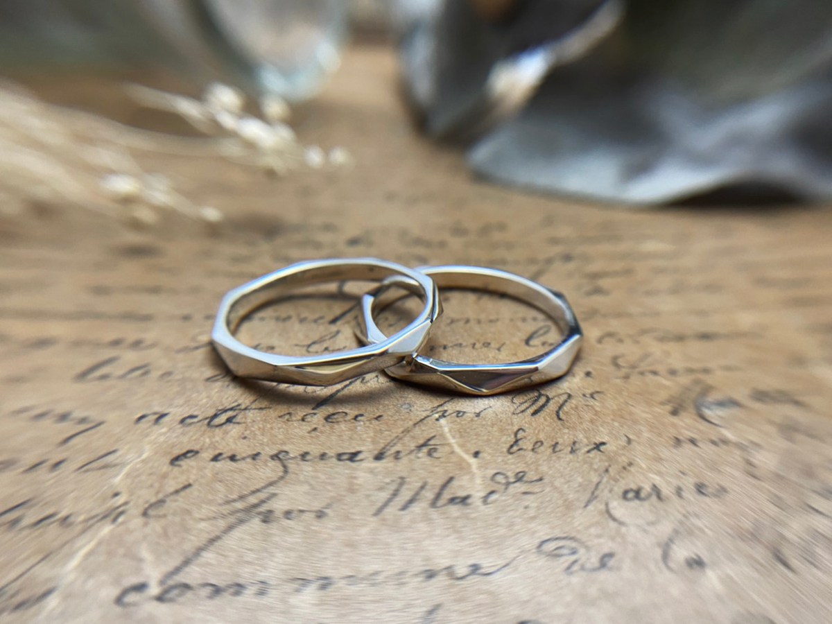 �����B�O�p�`���A�Ȃ����f�U�C���̃����O�B������͓�Փx���߂ł����A�l�C�̂���f�U�C���ł��B