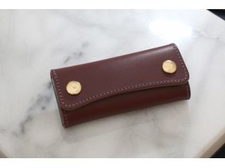 使用するのは、使えば使うほど馴染んで味が出る牛革。本革で、あなただけのキーケースが作れます。