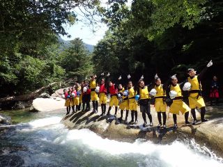 滑床渓谷でイチ日中おもいきり水遊びを満喫しよう!天然のウォータースライダー多数あり♪