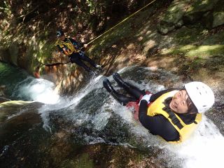 薬師谷渓谷でイチ日中おもいきり水遊びを満喫しよう!天然のウォータースライダー多数あり♪