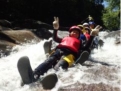 夏休みは、家族みんなで川遊び!